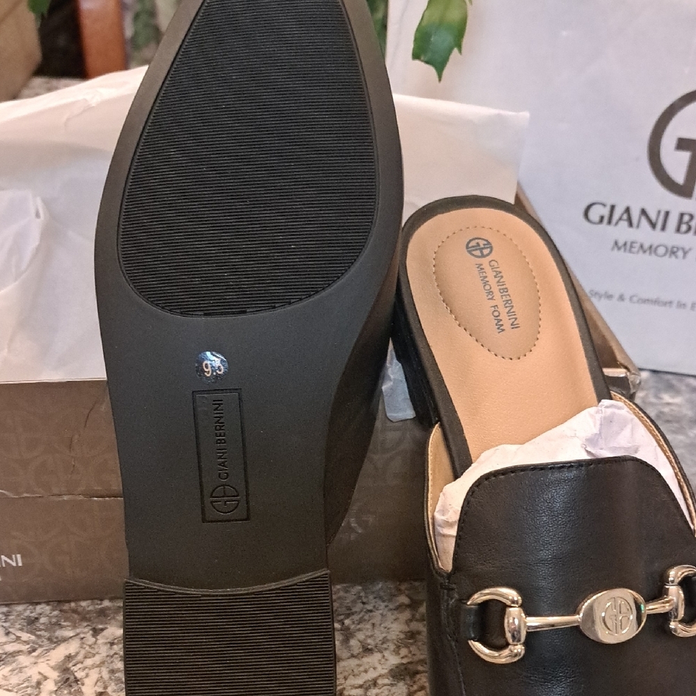 NWT Giani Bernini Black Mules with Gold Detail Box. - Picture 2 of 3